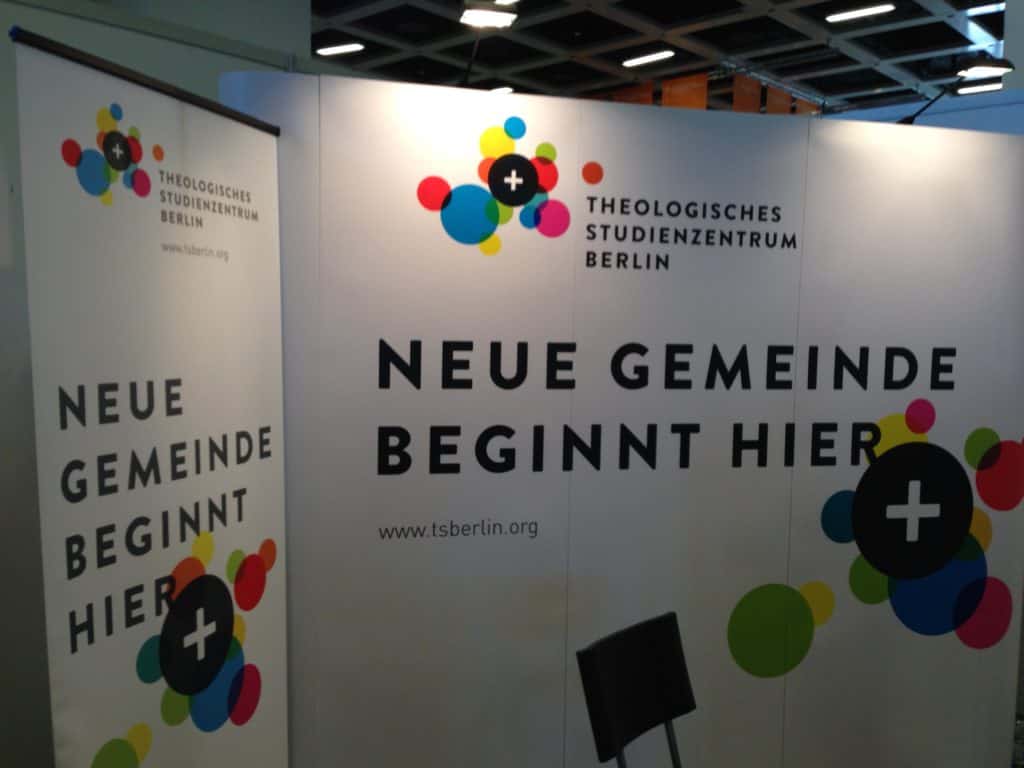 Der Infostand des Theologischen Studienzentrums Berlin auf dem Kirchentag 2017