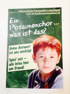 Das Poster sorgt für Aufmerksamkeit – auch durch den direkt anschauenden Jungen