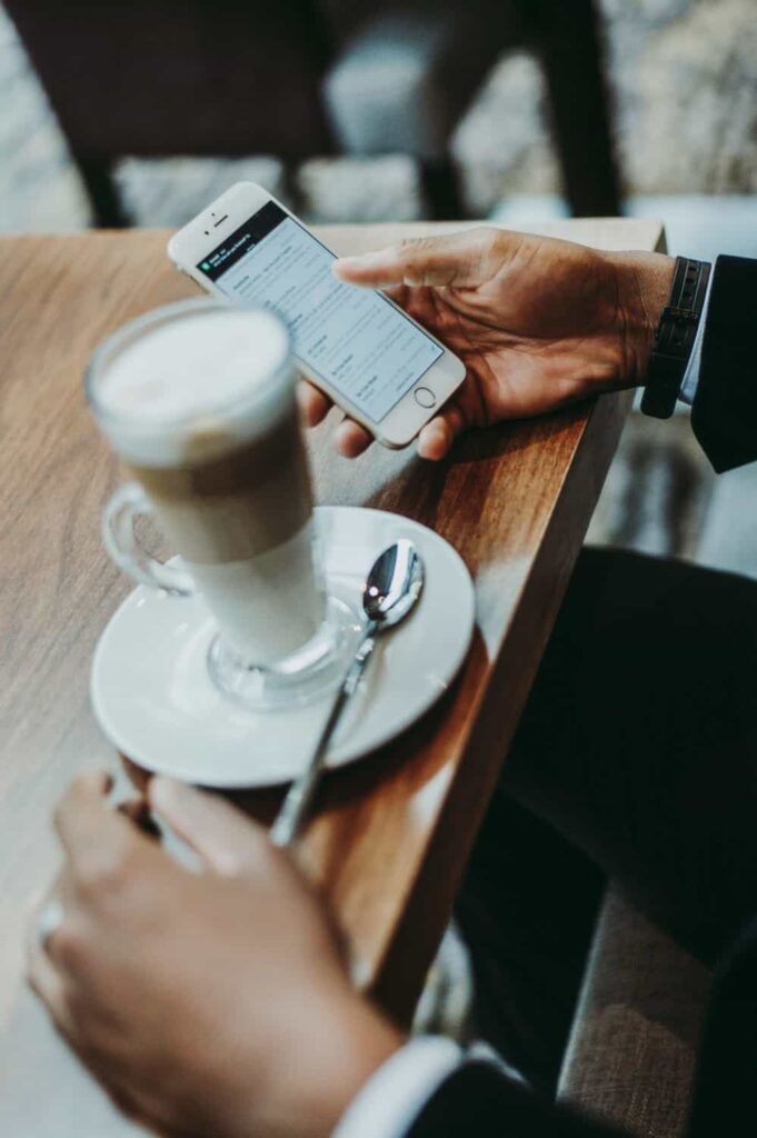 mobile first für Kirchengemeinden, hier Handy im Café bevorzugt vor Kaffee
