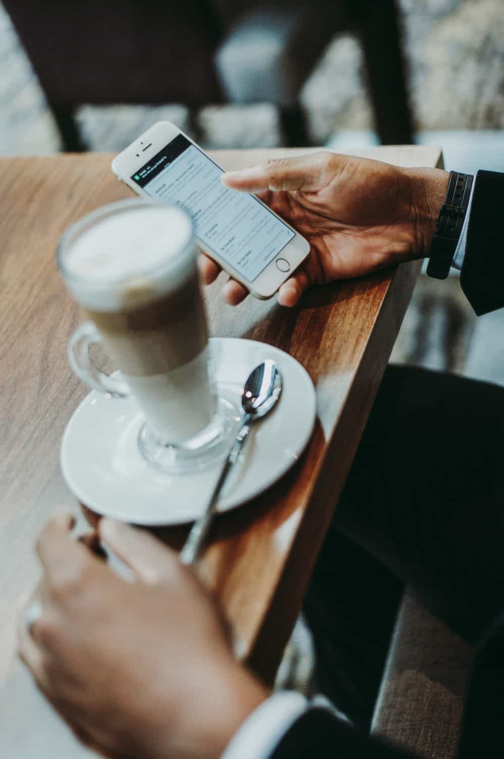 mobile first für Kirchengemeinden, hier Handy im Café bevorzugt vor Kaffee