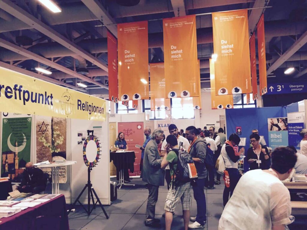 Infostände auf dem Kirchentag 2017 in Berlin in der Messe der Möglichkeiten