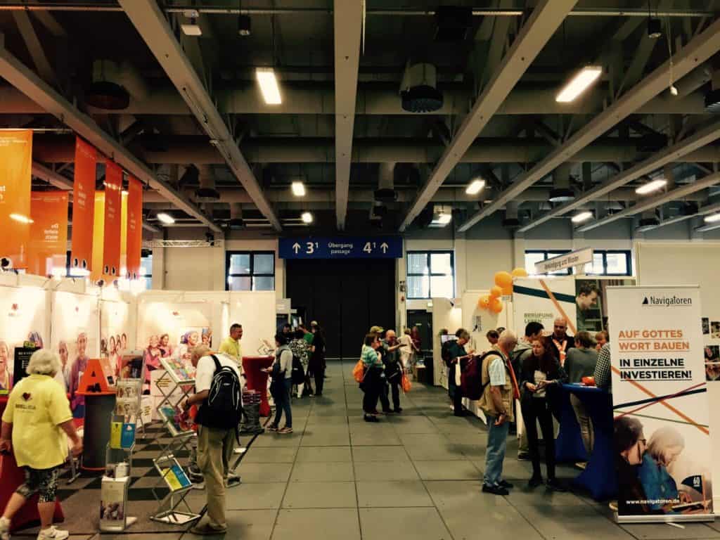 Ein Gang mit Infoständen auf dem Deutschen Evangelischen Kirchentag 2017 in Berlin