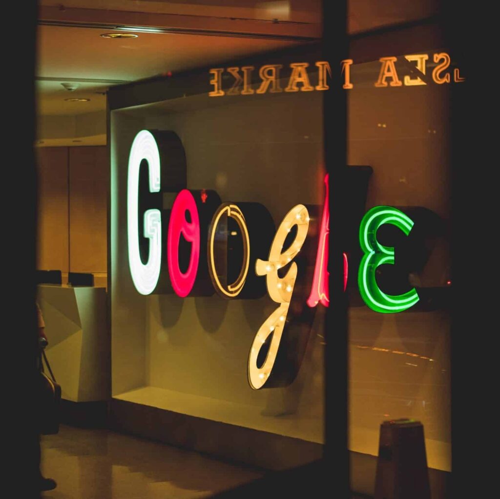 Google Foyer mit Leuchtbuchstaben. Titelbild des Artikels über Gemeinde SEO Tipps